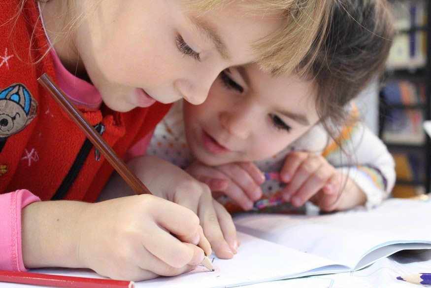 ¿Tienen que estudiar los niños en verano?